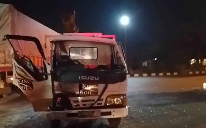 Langgar Rambu Lalu Lintas, Truk Tronton di Sidoarjo Terlibat Kecelakaan