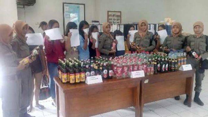 Satpol PP Gresik Gerebek Warung Penjual Miras