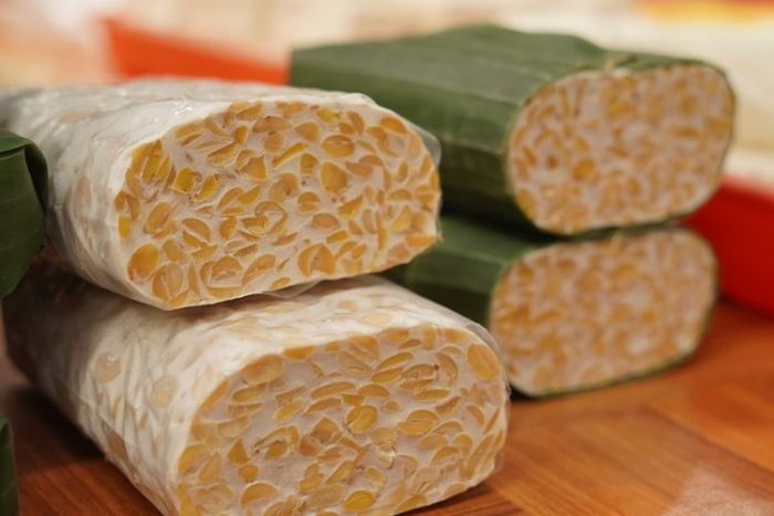 Lebih Sehat Tempe yang Dibungkus Plastik atau Daun Pisang? Ini Penjelasannya