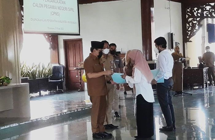 ​Wakili Bupati, Sekdakab Pamekasan Serahkan 225 SK CPNS