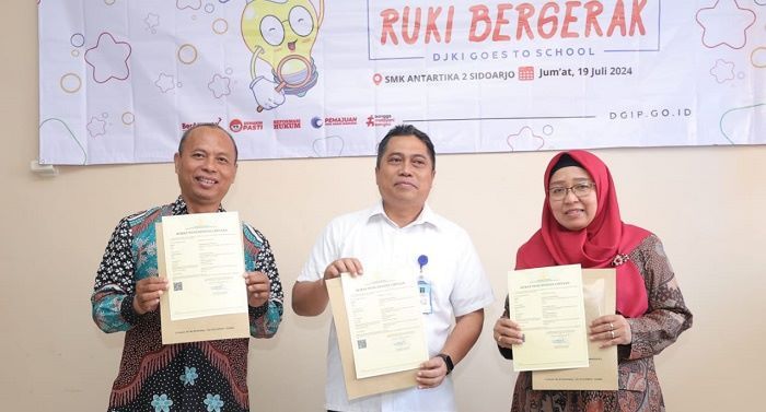 Serahkan Tiga Sertifikat Hak Cipta, RUKI Bergerak Ke SMK Antartika 2 Sidoarjo