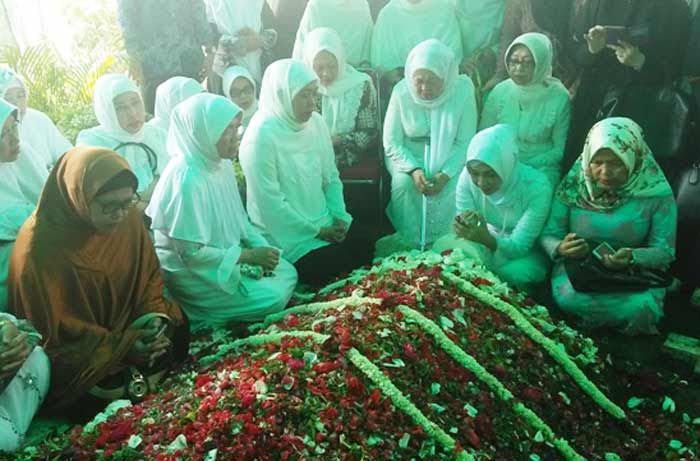 Pemakaman Nyai Hj Aisyiah, Khofifah Tak Kuat Tahan Kesedihan di Makam