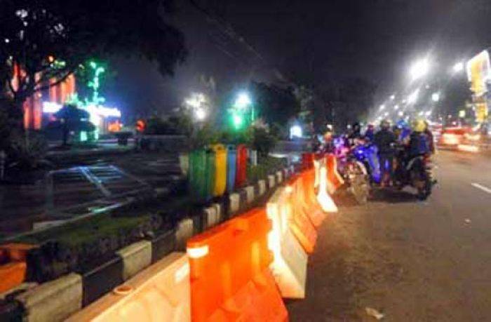 Jukir Liar di Alun-alun Sidoarjo Kerap Bongkar Road Barrier Milik Dishub