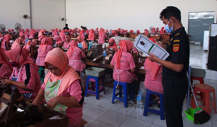 Bea Cukai Madura Rutin Awasi Perusahaan Rokok di Pulau Garam