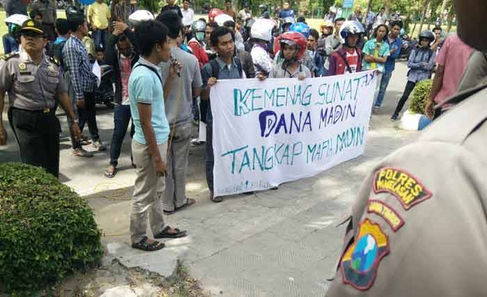 Dana Rehab Madrasah Diniyah Diduga Disunat, Kemenag Pamekasan Didemo