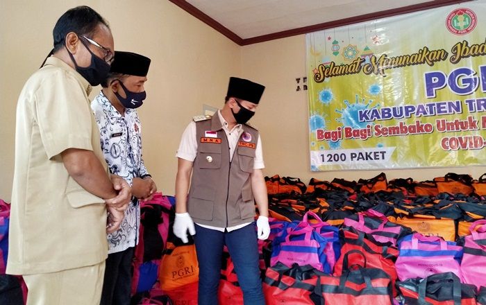 Bantu Warga Terdampak Covid-19, PGRI Trenggalek Salurkan Ribuan Paket Sembako