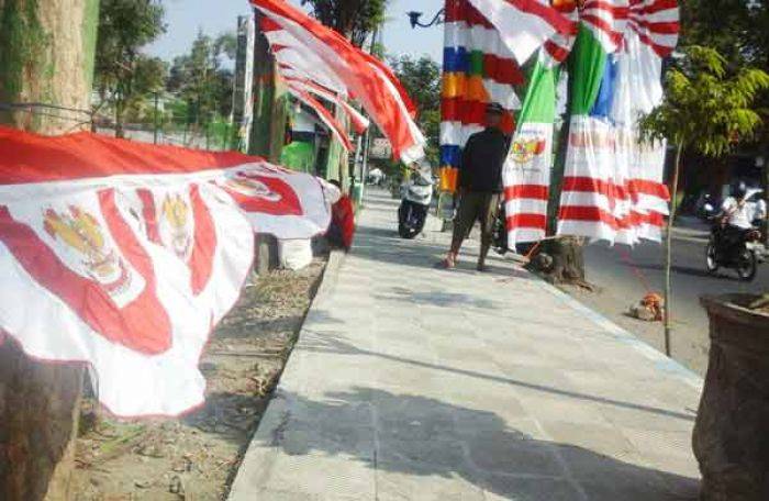 Sambut HUT RI ke 70, Pedagang Bendera Mulai Padati Pinggiran Jalan Kediri