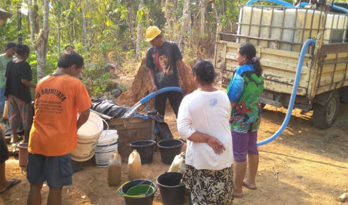 DPC PDIP Trenggalek Bantu Warga Terdampak Kekeringan