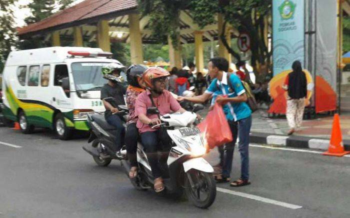 Kampung Ramadan Berakhir, KNPI Sidoarjo Tebar 500 Takjil