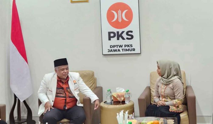 Pilkada Mojokerto 2024, Ketua DPW PKS Serahkan SK untuk Ikfina dan Ning Ita