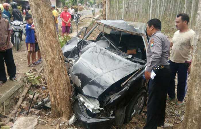 Kecalakaan Tunggal di Jalan Raya Tumpak Suru Blitar, Sedan Hantam Pohon Jati