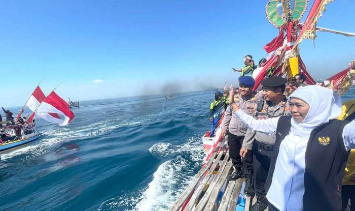 Bersama Ribuan Warga, Gubernur Khofifah Menyatu dalam Petik Laut di Kraksaan Probolinggo