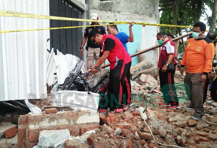 Bangunan Rumah Tua di Jalan Veteran Blitar Roboh, BPBD Bersihkan Lokasi