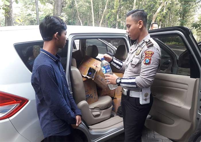 Razia, Satlantas Polres Ngawi Amankan Empat Pria Bawa Puluhan Botol Miras