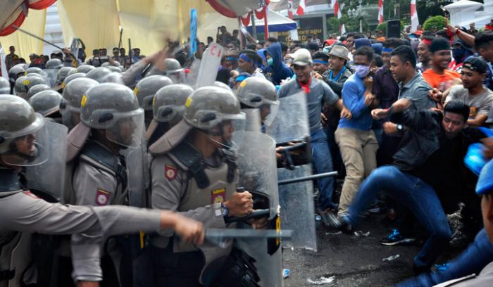 Ricuh, Pilkades Juruan Laok Sumenep Dihentikan, Ratusan Warga Ngamuk Rusak Sarana Pencoblosan