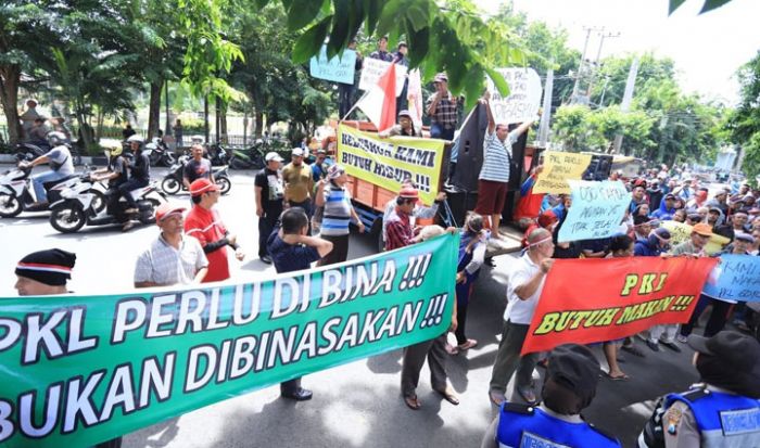 Pembeli Menurun Drastis, PKL Demo Minta Semua Pintu GOR Delta Sidoarjo Dibuka