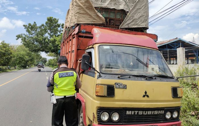 Melebihi Batas Muatan, Enam Truk Terjaring Razia di Jombang