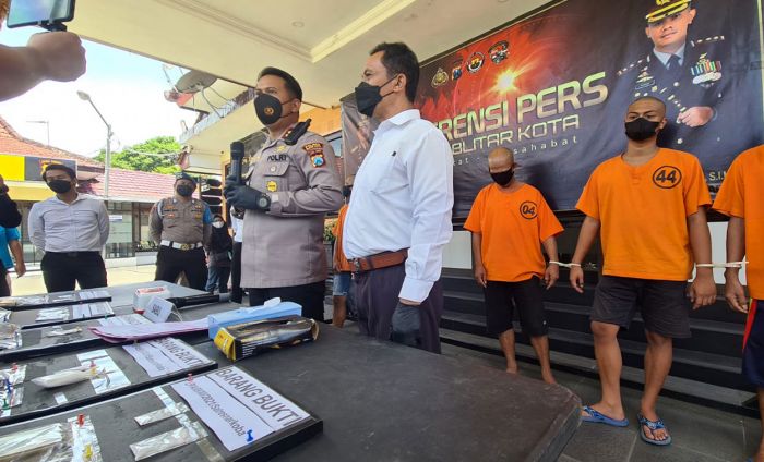 Polres Blitar Kota Tangkap 5 Pengedar Narkoba, Sabu Senilai 40 Juta Diamankan