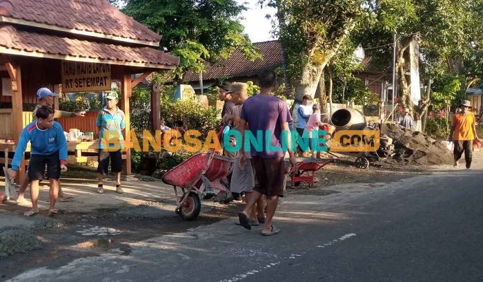 Budayakan Gotong Royong, Warga RT 06 Desa Winong Madiun Urunan Rabat Jalan