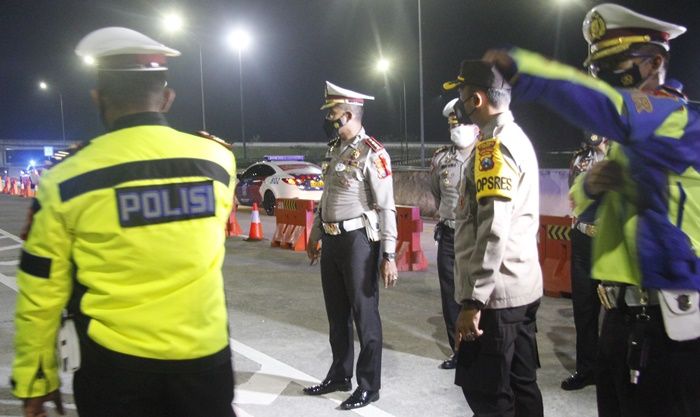 Dirlantas Polda Jatim dan Kapolres Ngawi Pimpin Penyekatan di Pintu Tol, Halau Kendaraan Luar Jatim