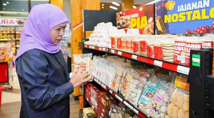 Mampir ke Pusat Oleh-Oleh Bu Rudy, Khofifah Kagum dan Ajak Masyarkat Beli Produk UMKM Jatim