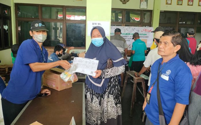 Jelang Lebaran, PT Megasurya Mas Bagikan Bingkisan ke Warga Sekitar