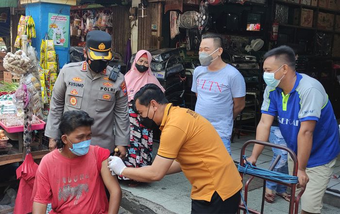 Blusukan ke Pasar, Kapolresta Sidoarjo Berburu Masyarakat yang Belum Divaksin