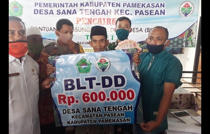 ​Desa Sanatengah Pamekasan Bagikan BLT-DD Tahap I ke 185 Warganya