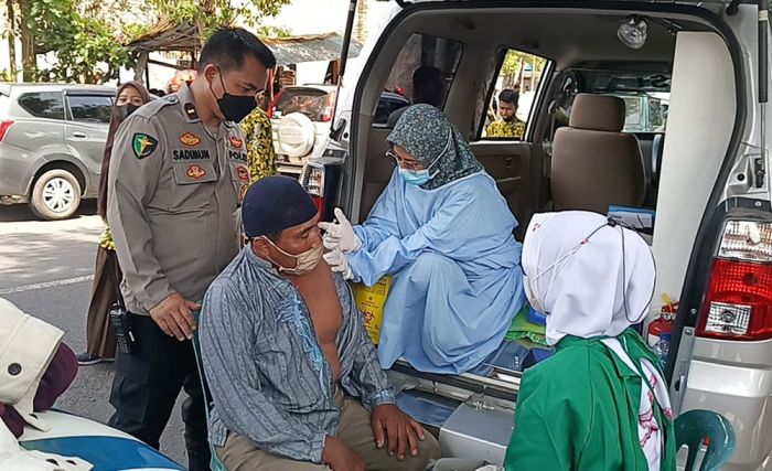 Anggota Polresta Banyuwangi Vaksinasi Para Pendemo