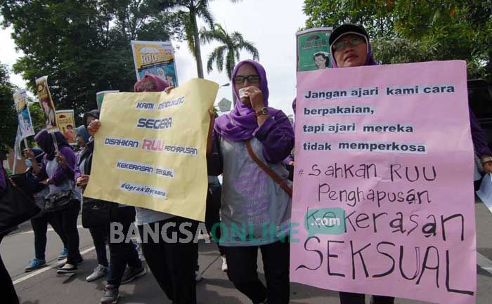 Puluhan Perempuan Jombang Berdemo, Tuntut RUU Penghapusan Kekerasan Seksual Disahkan