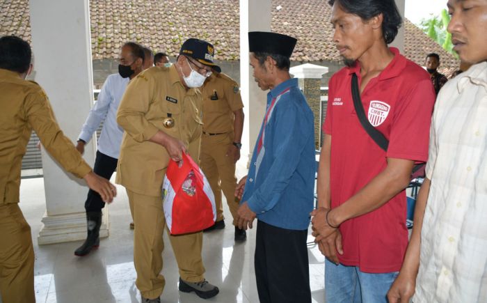 Tinjau Lokasi Longsor di Nyawangan, Bupati Tulungagung Berikan Bantuan kepada Korban