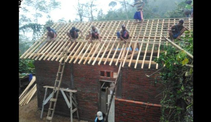 Wujud Kemanunggalan, Puluhan Warga di Nitri Trenggalek Bantu Satgas TMMD Bangun Rumah