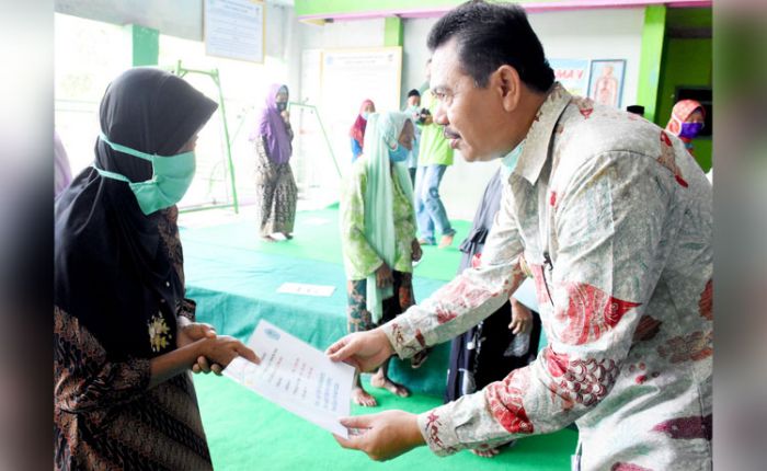 Bansos Lanjut Usia Turun, Bupati Berharap Ringankan Beban Pandemi Covid-19