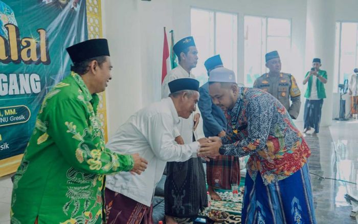 Hadiri Halalbihalal MWC NU Balongpanggang, Gus Yani Serahkan 5 Motor dari CSR PT Waskita