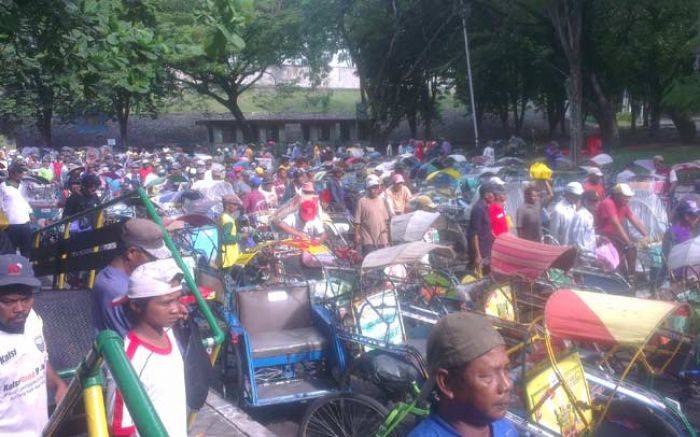 Giliran 1.300 Abang Becak Dapat Santunan dari Petrokimia Gresik