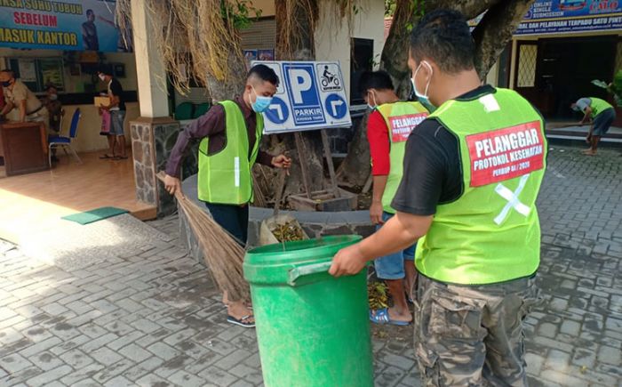 ​Tak Pakai Masker, Sejumlah Warga Jalani Sanksi Sosial Nyapu Halaman Kantor Kecamatan Krian