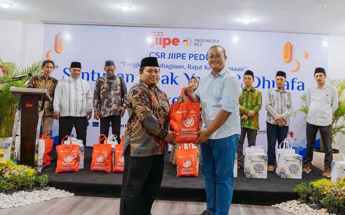 JIIPE Peduli Bagikan 2 Ribu Paket Lebaran untuk Warga Sekitar