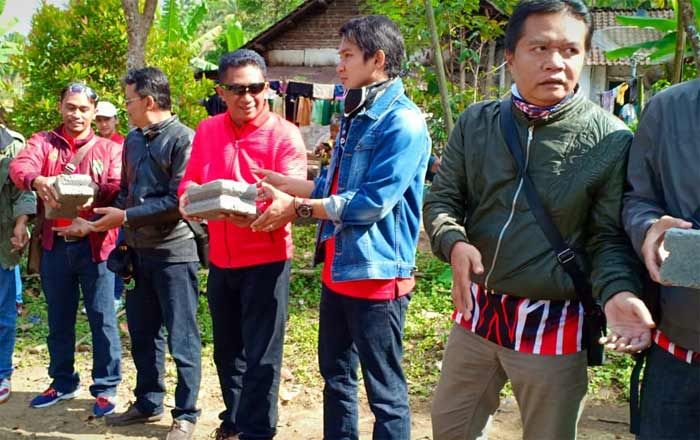 Begini Cara Unik Wabup Blitar Berbagi dengan Warga Kurang Mampu