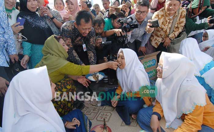 Suapi Santri di Tebuireng, Menteri Susi: Makan Ikan, Sehat, Cerdas