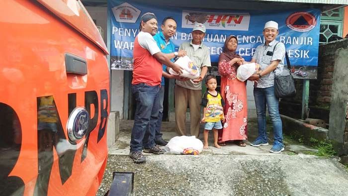 Peringati HPN, KWG, dan BPBD Gresik Bantu Korban Banjir di Desa Iker-iker