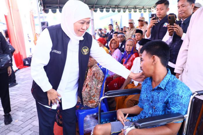 Serahkan Bantuan di Dungkek Sumenep, Gubernur Khofifah: Jadi Penguat Bantalan Sosial Bagi Masyarakat