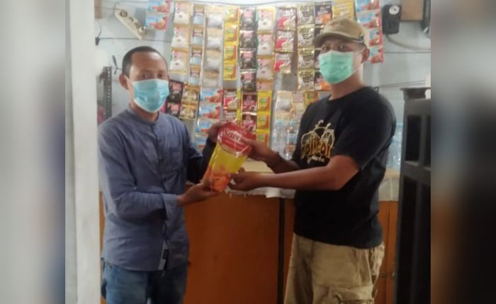 Gandeng Diskop Gresik, KWG Berbagi Minyak Goreng kepada PKL