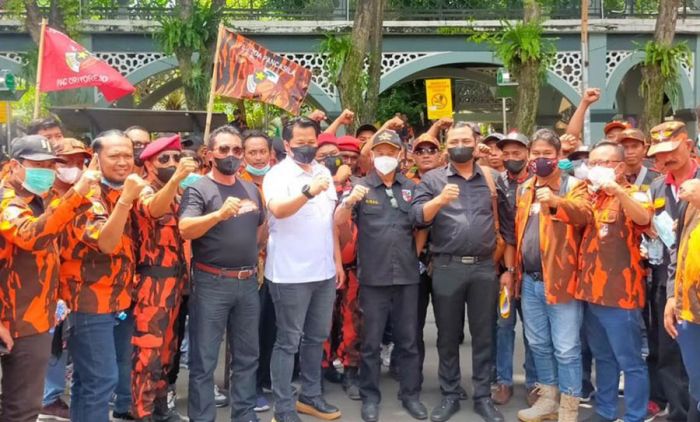 Geruduk DPRD Gresik, Ratusan Massa dari Pemuda Pancasila Minta PDIP Pecat Junimart Girsang