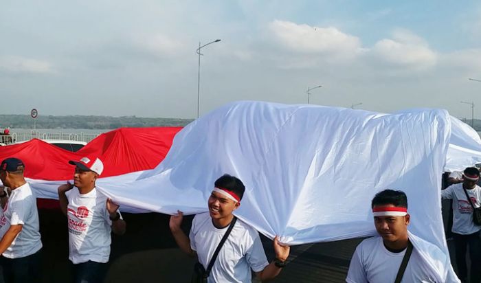 Meriahkan Pelantikan Presiden, Bentangkan Bendera Sepanjang 3.000 Meter di Jembatan Suramadu