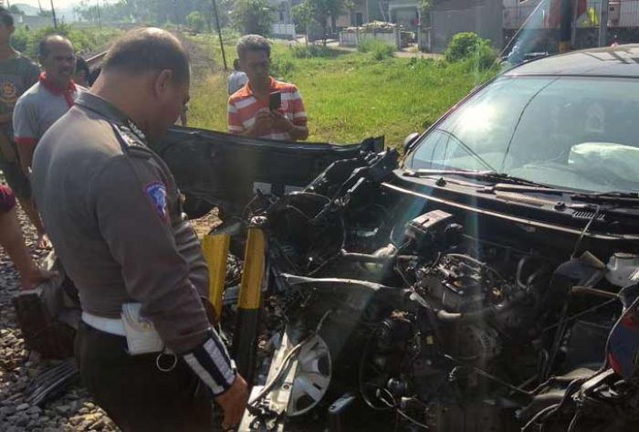 Belajar Nyetir, Pengemudi Salah Injak Pedal Gas, Mobil Disambar KA Gajayana di Blitar