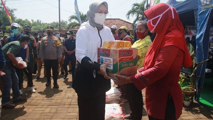 Bupati Probolinggo Berikan Bansos ke Warga Dua Desa Terdampak Banjir