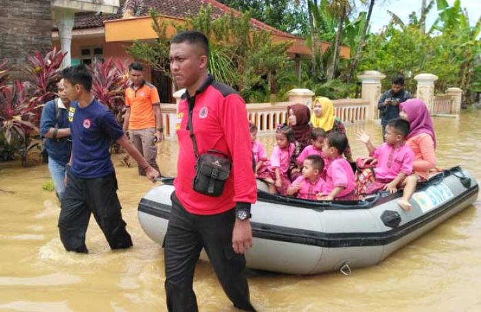 Tanggul Sungai Bondoyudho Jebol, 300 KK di Kecamatan Rowokangkung Kebanjiran