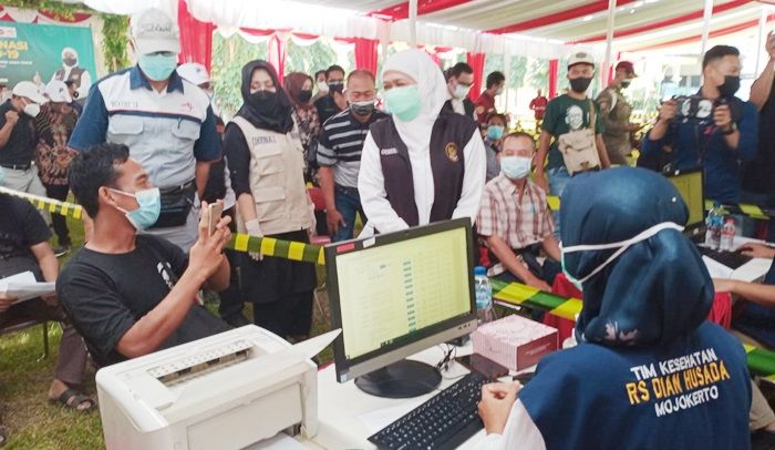 Gubernur Khofifah Pantau Vaksinasi di Kawasan Industri Ngoro Mojokerto