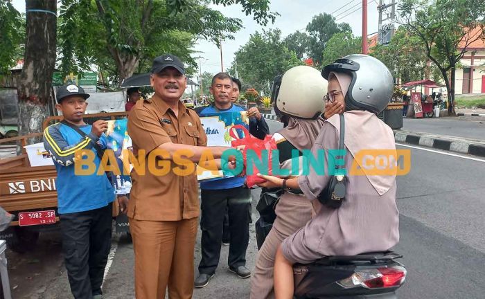 Semarak Ramadan, Dinsos P3A Kota Mojokerto Bagikan Takjil