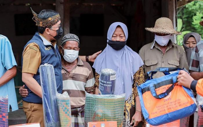 Bupati Pamekasan Beri Bantuan Kepada Belasan Korban Angin Kencang di Pademawu